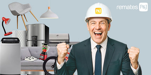 Dueño de empresa feliz con productos de retail de fondo