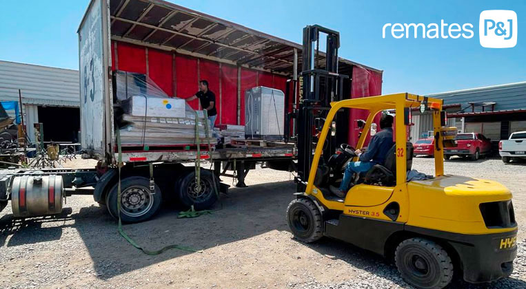 Grua descargando productos para un remate online