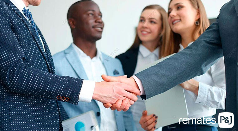 Cliente y proveedor estrechando manos cerrando trato